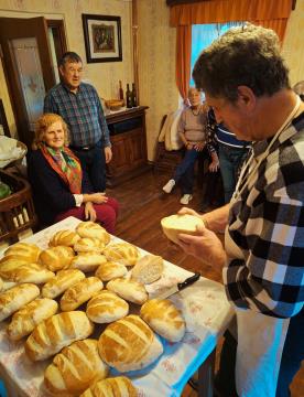 Dane je razrezal prvo prešco in jo ponudil obiskovalcem
